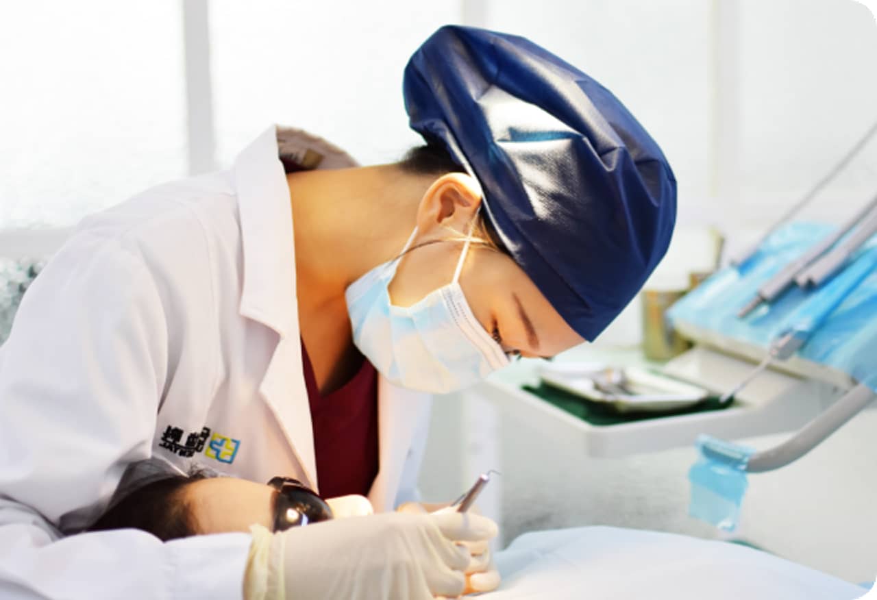 処置をしている歯科医の女性