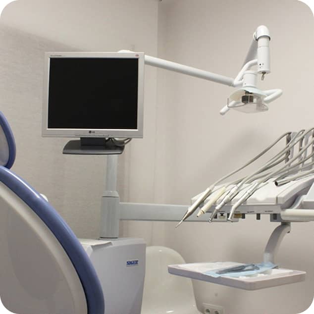 左上にモニターが見える診療台