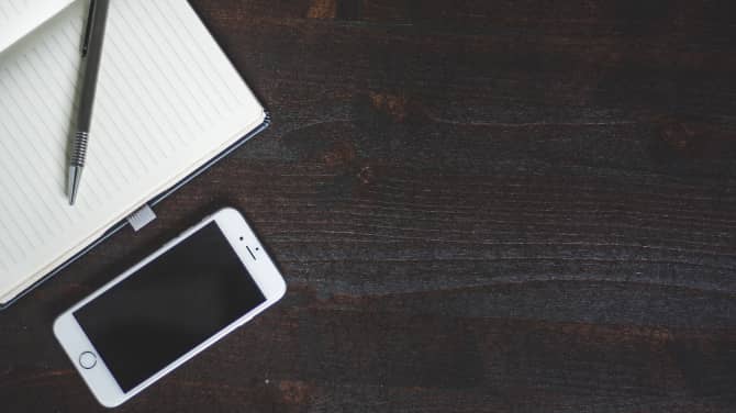 iphoneとメモ帳が左端に写っている画像