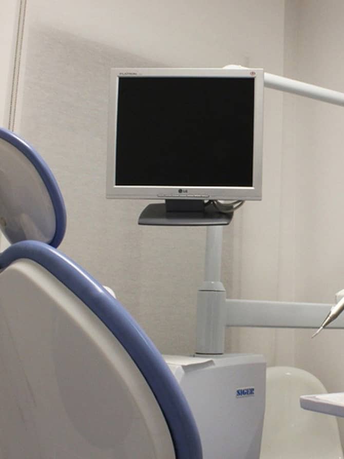 左上にモニターが見える診療台