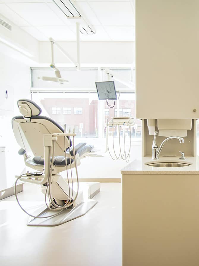 日の光が入る、診療台が２つ並んでいる写真